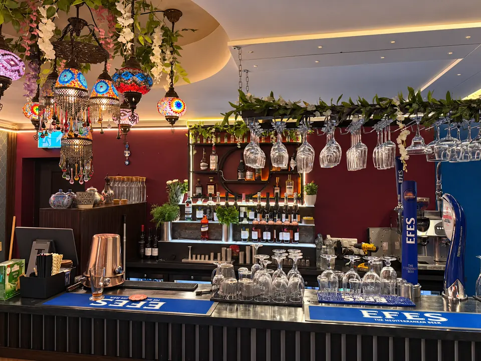 The bar with Turkish mosaic lamps, glasses and an Efes tap